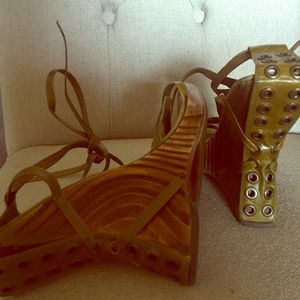 Wooden wedge strap shoe